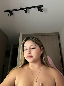 Snapshot of lunablossom_ chatting on 02.25.26 lunablossom online show from 02.25.26