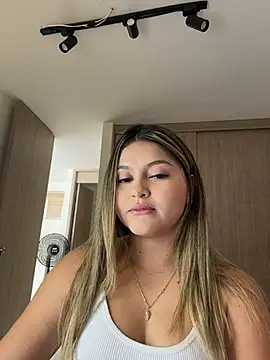 Snapshot of lunablossom_ chatting on 02.28.26 lunablossom online show from 02.28.26