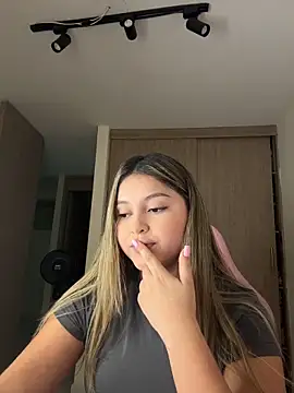 Snapshot of lunablossom_ chatting on 03.17.26 lunablossom online show from 03.17.26