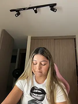 Snapshot of lunablossom_ chatting on 03.25.26 lunablossom online show from 03.25.26