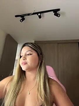 Snapshot of lunablossom_ chatting on 03.25.26 lunablossom online show from 03.25.26