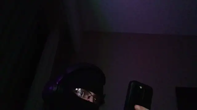 Snapshot of zvirboi chatting on 10.29.25 zvirboi online show from 10.29.25