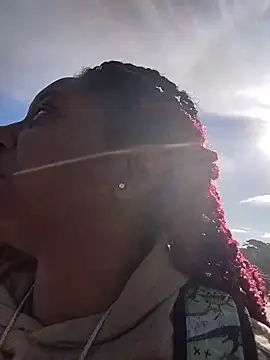 Snapshot of markquanna chatting on 11.04.25 markquanna online show from 11.04.25