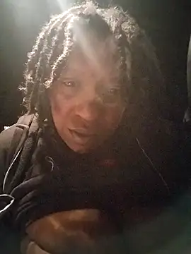 Snapshot of markquanna chatting on 12.05.25 markquanna online show from 12.05.25