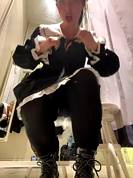 CrazzyChicks online show from 10.25.25