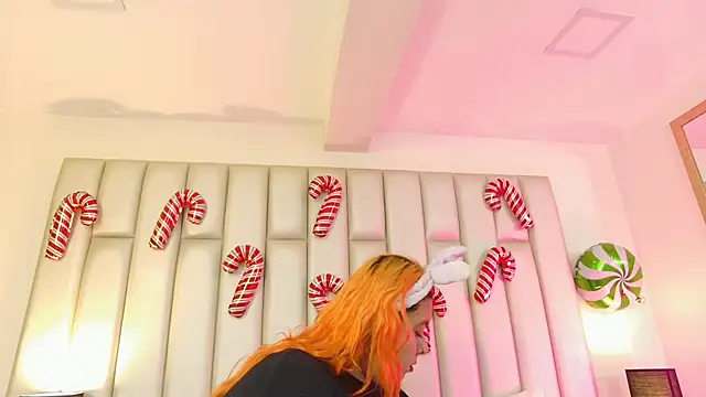 Snapshot of aandreaperez chatting on 12.22.25 aandreaperez online show from 12.22.25