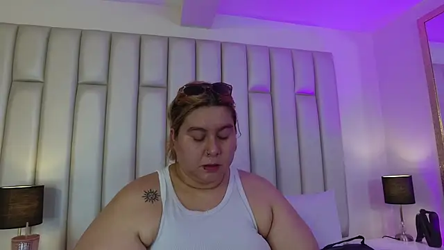 Snapshot of aandreaperez chatting on 06.25.26 aandreaperez online show from 06.25.26