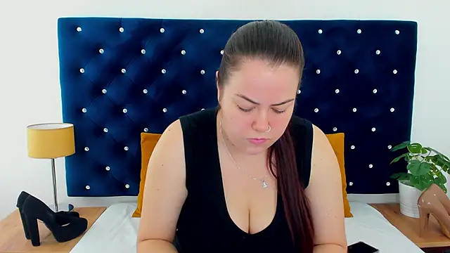 Snapshot of EvaLick chatting on 11.19.25 EvaLick online show from 11.19.25