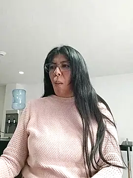 aisha latina online show from 10.28.25