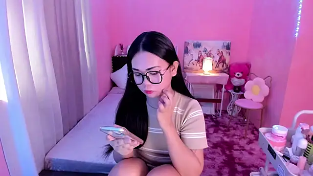 Snapshot of Vivorey_Leighn chatting on 12.15.24 Vivorey Leighn online show from 12.15.24