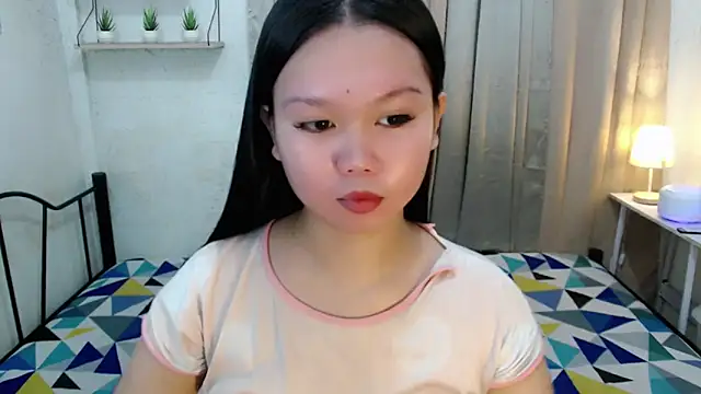 Snapshot of Vivorey_Leighn chatting on 09.18.25 Vivorey Leighn online show from 09.18.25