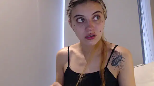 Snapshot of mariecam420 chatting on 01.08.25 mariecam420 online show from 01.08.25