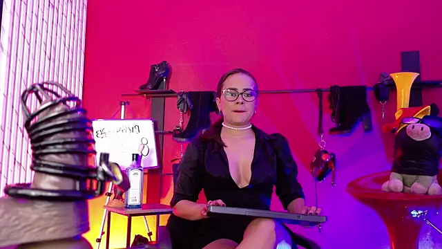 Snapshot of MistressSlut1 chatting on 07.06.26 MistressSlut1 online show from 07.06.26