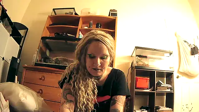 Snapshot of dejadeloree chatting on 02.05.25 dejadeloree online show from 02.05.25