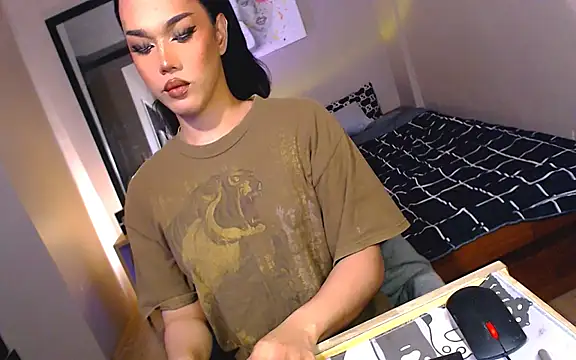 Snapshot of Ur_temptress_sam chatting on 03.05.25 Ur temptress sam online show from 03.05.25