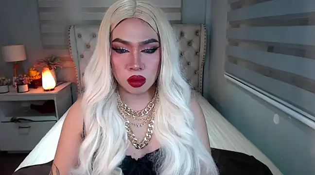 Snapshot of RebecaNextToYou chatting on 02.05.25 RebecaNextToYou online show from 02.05.25