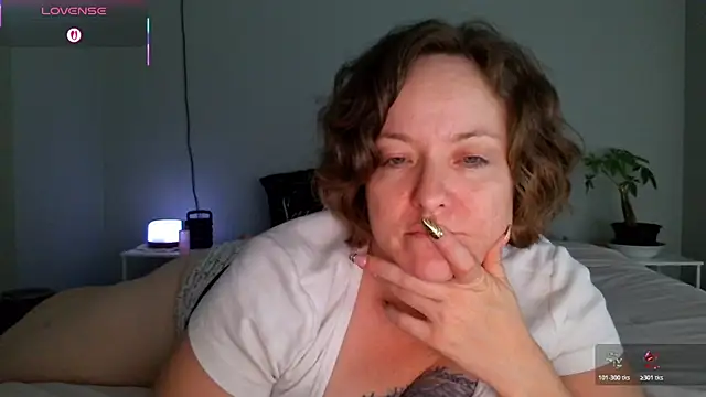 Snapshot of julimonroe chatting on 05.07.26 julimonroe online show from 05.07.26