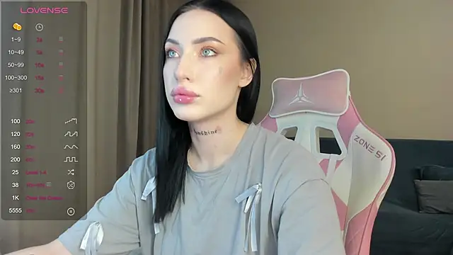Snapshot of JenniferQueen11 chatting on 12.18.24 JenniferQueen11 online show from 12.18.24