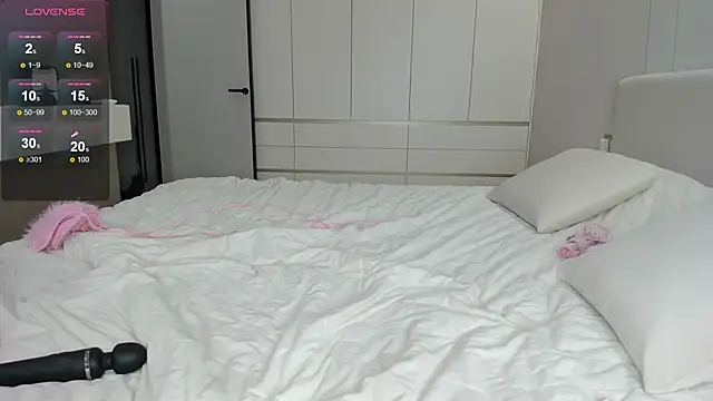 JenniferQueen11 online show from 06.12.26