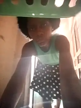 Snapshot of Petite_li chatting on 12.04.25 Petite li online show from 12.04.25