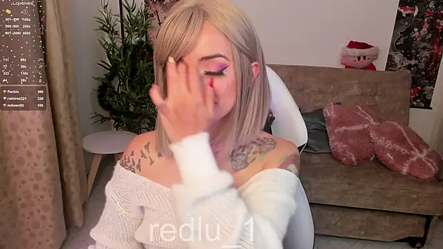 Snapshot of Redlu_1 chatting on 12.29.24 Redlu 1 online show from 12.29.24