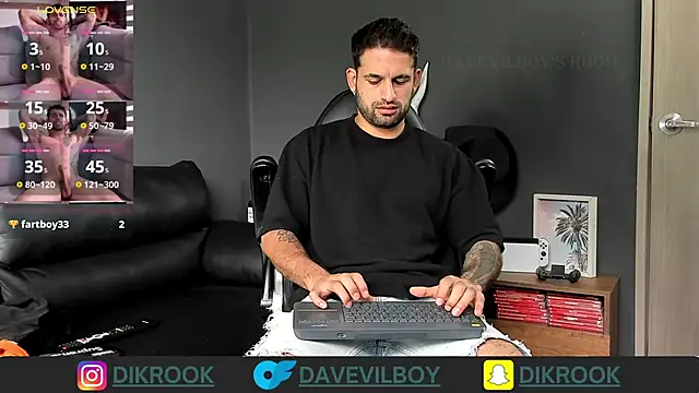 Snapshot of Davevilboy chatting on 03.12.25 Davevilboy online show from 03.12.25