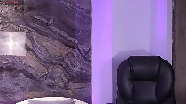 Snapshot of MadelineFox chatting on 09.30.25 MadelineFox online show from 09.30.25