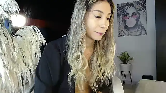 Snapshot of saraplayboy96 chatting on 10.30.25 saraplayboy96 online show from 10.30.25