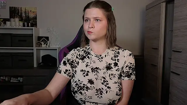 Snapshot of TinniAngel chatting on 09.10.25 TinniAngel online show from 09.10.25