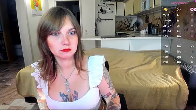 Snapshot of StacyTigerr chatting on 11.30.25 StacyTigerr online show from 11.30.25