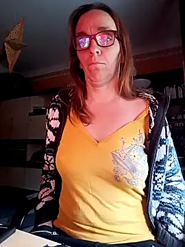 Snapshot of Dettybitch40 chatting on 10.05.25 Dettybitch40 online show from 10.05.25