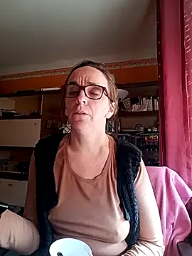 Snapshot of Dettybitch40 chatting on 10.21.25 Dettybitch40 online show from 10.21.25