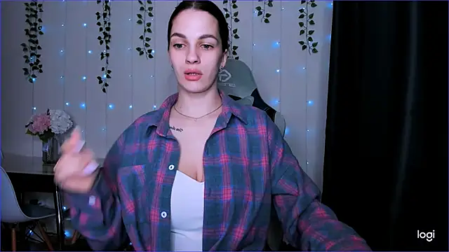 Snapshot of KarlaSim chatting on 02.06.25 KarlaSim online show from 02.06.25