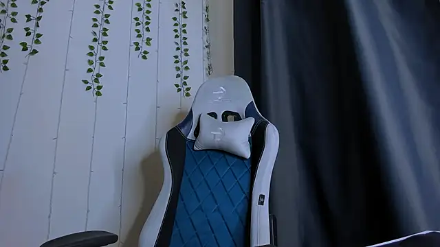 Snapshot of KarlaSim chatting on 11.21.25 KarlaSim online show from 11.21.25