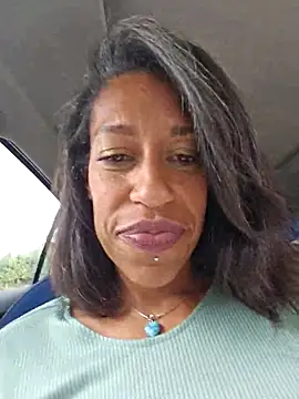 Snapshot of Goldenlace chatting on 11.05.25 Goldenlace online show from 11.05.25