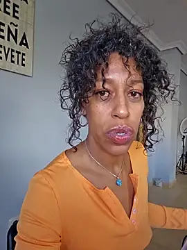 Snapshot of Goldenlace chatting on 11.19.25 Goldenlace online show from 11.19.25