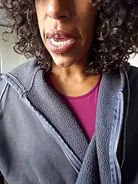 Snapshot of Goldenlace chatting on 11.28.25 Goldenlace online show from 11.28.25