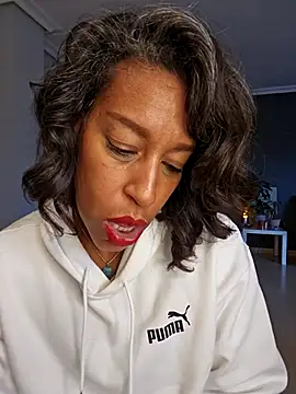 Snapshot of Goldenlace chatting on 12.04.25 Goldenlace online show from 12.04.25