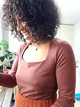 Snapshot of Goldenlace chatting on 12.15.25 Goldenlace online show from 12.15.25