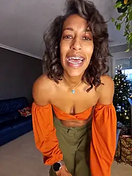 Snapshot of Goldenlace chatting on 12.19.25 Goldenlace online show from 12.19.25