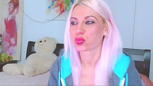 HoneyLara online show from 11.28.25