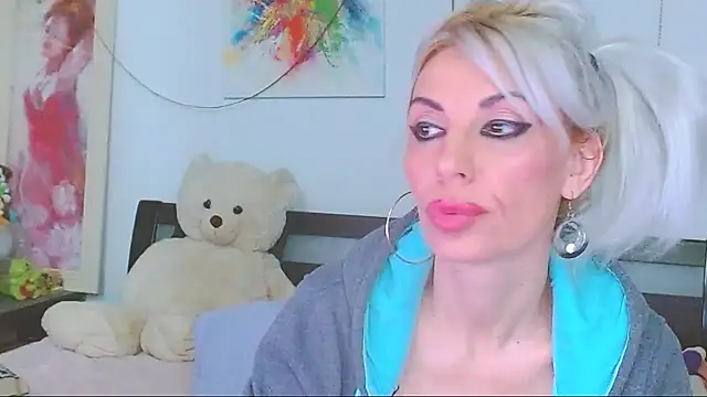 HoneyLara online show from 03.06.26