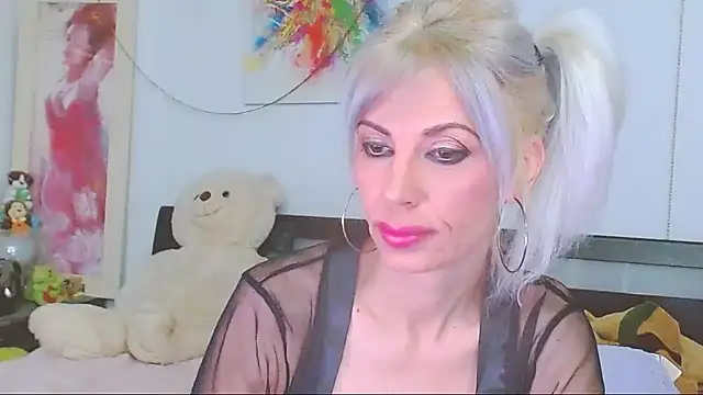 HoneyLara online show from 05.02.26