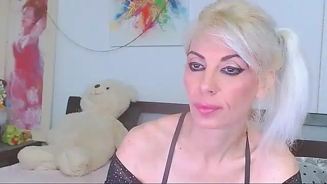 HoneyLara online show from 05.10.26