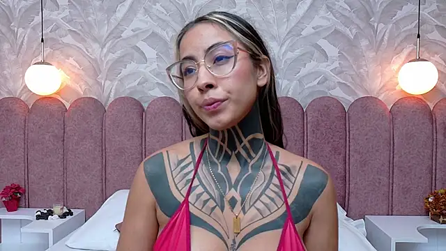 Snapshot of NicoleBlum chatting on 02.07.25 NicoleBlum online show from 02.07.25