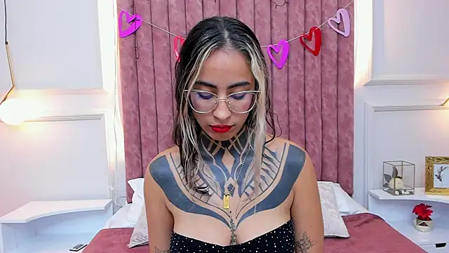 Snapshot of NicoleBlum chatting on 02.12.25 NicoleBlum online show from 02.12.25