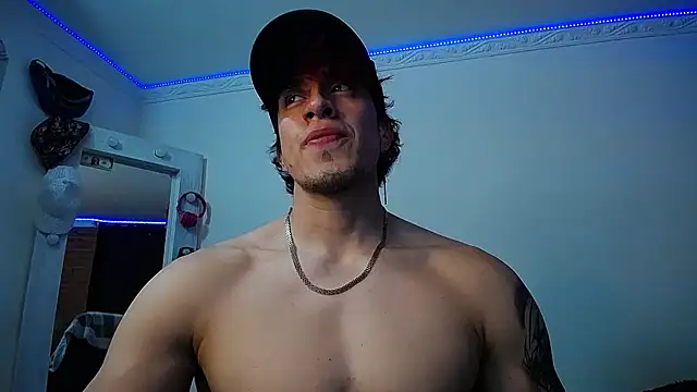 Snapshot of strongboy_ chatting on 01.29.25 strongboy online show from 01.29.25