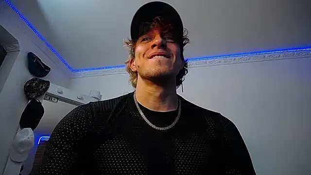 Snapshot of strongboy_ chatting on 03.19.25 strongboy online show from 03.19.25