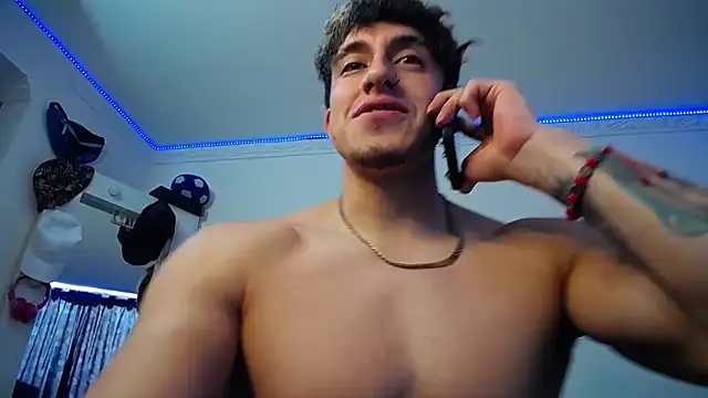 Snapshot of strongboy_ chatting on 10.08.25 strongboy online show from 10.08.25