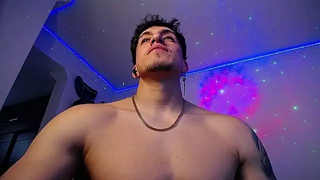 Snapshot of strongboy_ chatting on 11.04.25 strongboy online show from 11.04.25